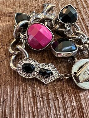 Guess Silver-Tone Charm Bracelet with Black Faceted Hearts